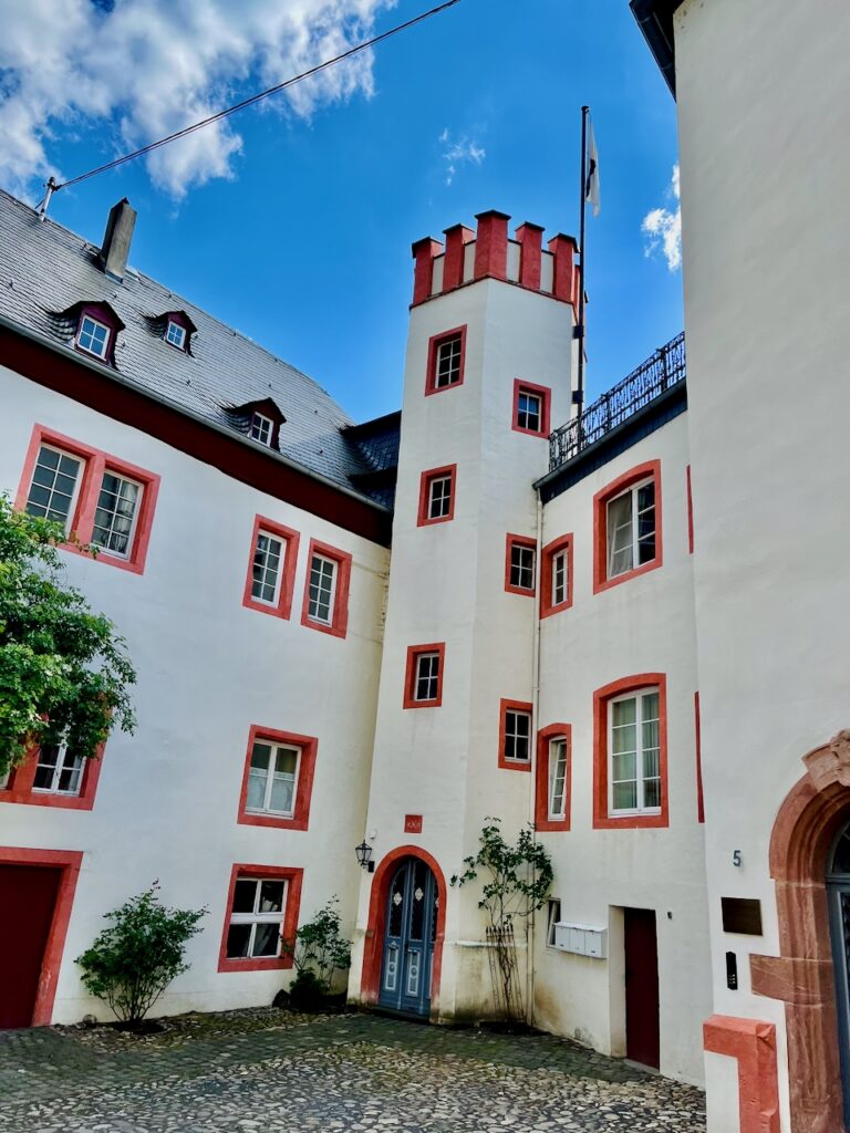 Schloss-Phillipsburg-Braubach-2025-11-768x1024 Schloss Philippsburg in Braubach – Renaissancejuwel mit historischem Garten und kulinarischem Genuss