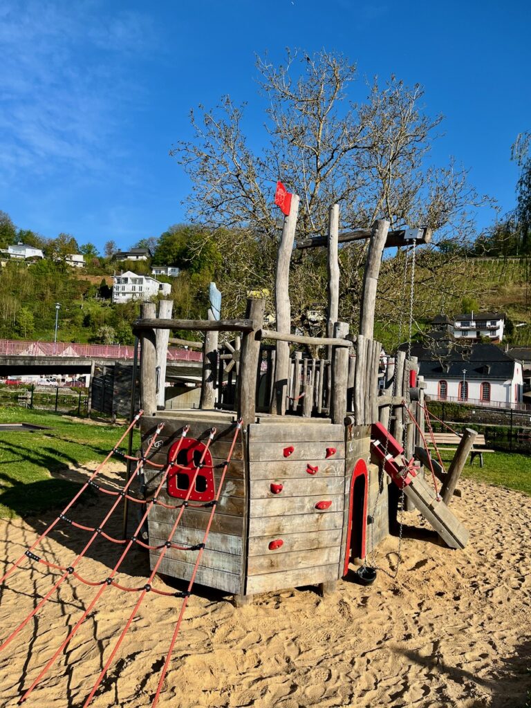 Spielplatz-in-Obernhof-an-der-Lahn-2025-14-768x1024 Freizeitgelände & Kinderspielplatz in Obernhof