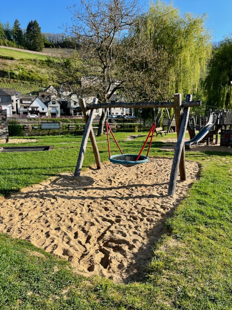 Spielplatz-in-Obernhof-an-der-Lahn-2025-6-768x1024 Freizeitgelände & Kinderspielplatz in Obernhof