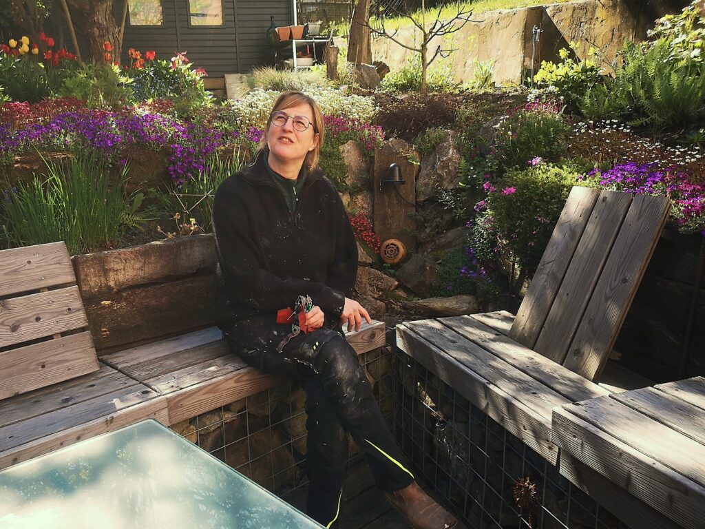 Astrid-zwischen-Blumen-1-1024x768 „Ich habe fünf Jahre jeden Tag auf dieses Haus geguckt. Dann hab ich’s gekauft.“