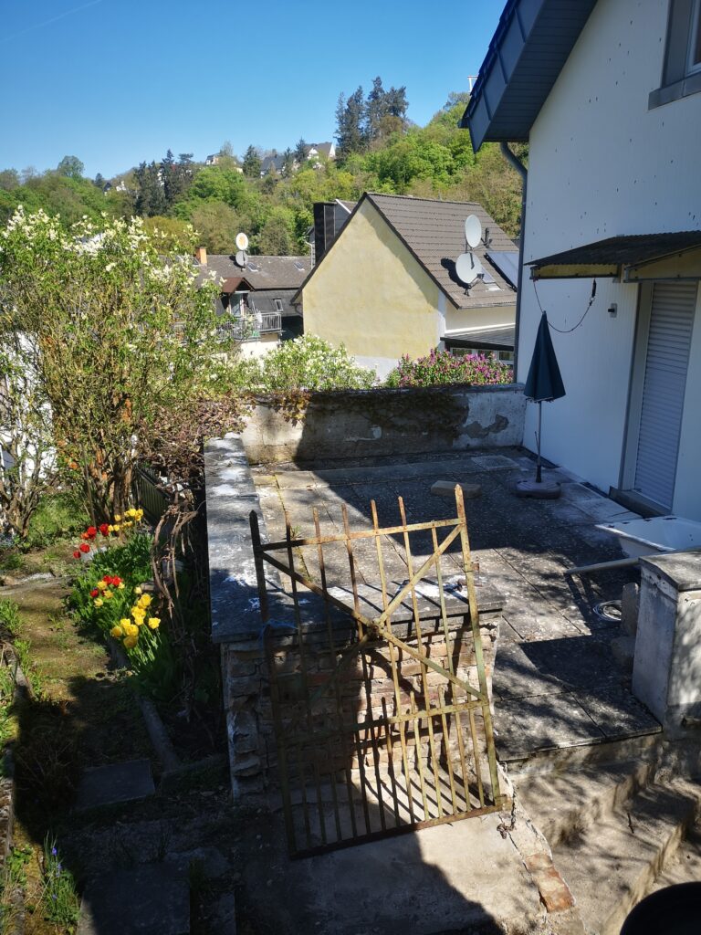 Blick-ueber-die-Terasse-768x1024 „Ich habe fünf Jahre jeden Tag auf dieses Haus geguckt. Dann hab ich’s gekauft.“
