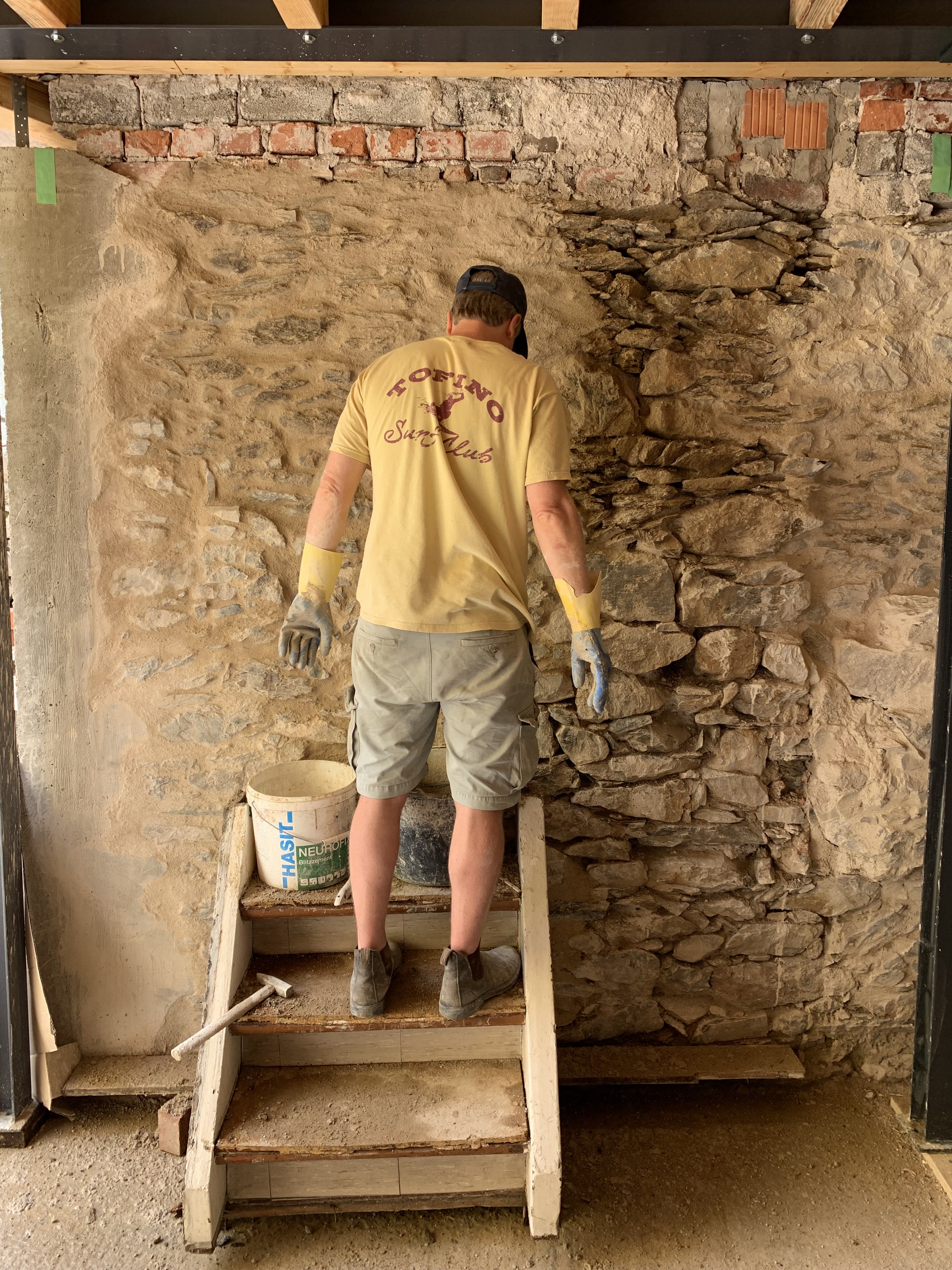 Christopher-verfugt-die-Kuechenwand „Ich habe fünf Jahre jeden Tag auf dieses Haus geguckt. Dann hab ich’s gekauft.“