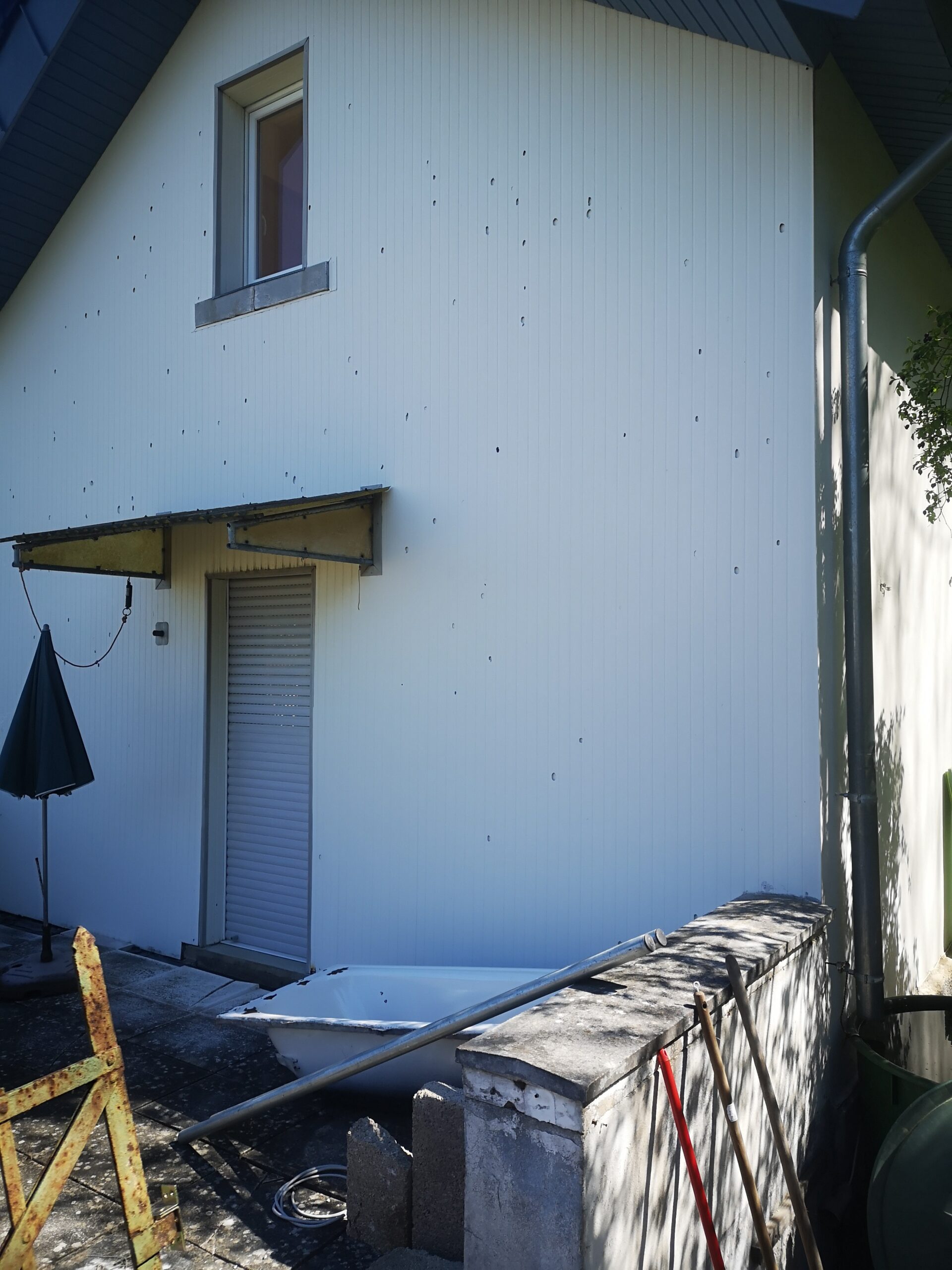 Plastikfassade-mit-Loechern-scaled „Ich habe fünf Jahre jeden Tag auf dieses Haus geguckt. Dann hab ich’s gekauft.“