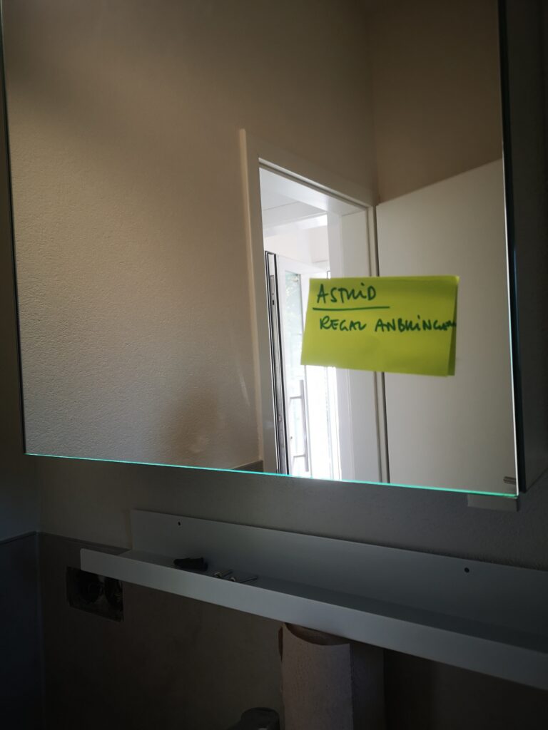 Regal-anbringen-768x1024 „Ich habe fünf Jahre jeden Tag auf dieses Haus geguckt. Dann hab ich’s gekauft.“