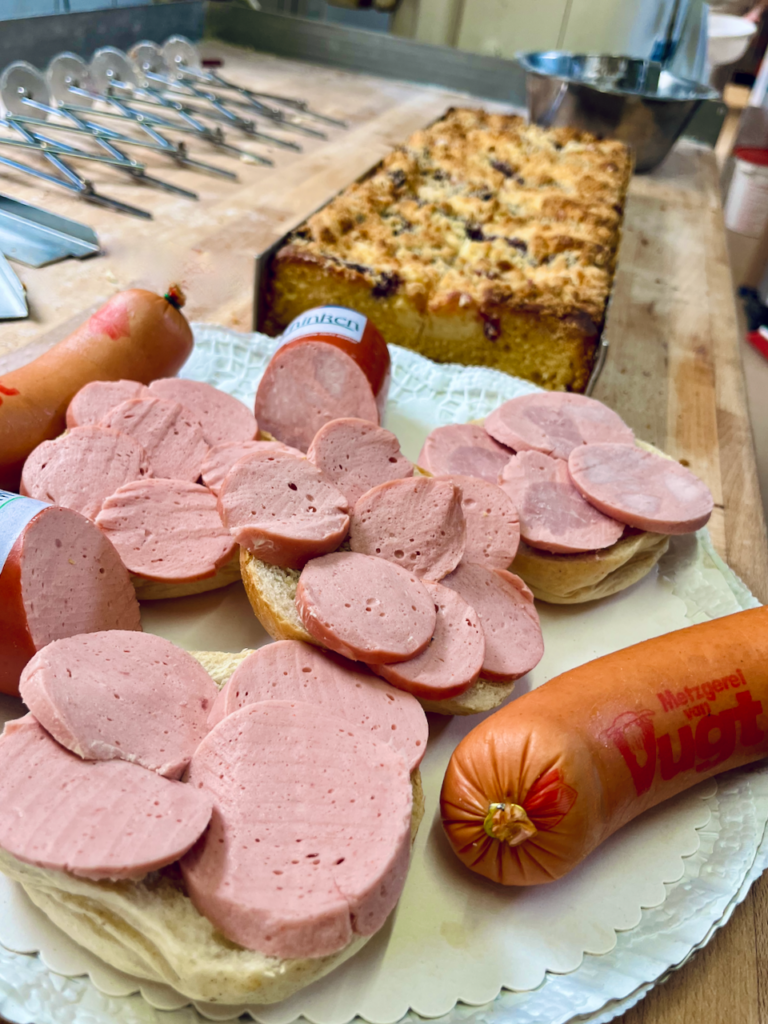 Baeckerei-Christian-Miehlen-2026-13-768x1024 Stelldichein! Single-Fleischwurst trifft Mohnkuchen in der Backstube!