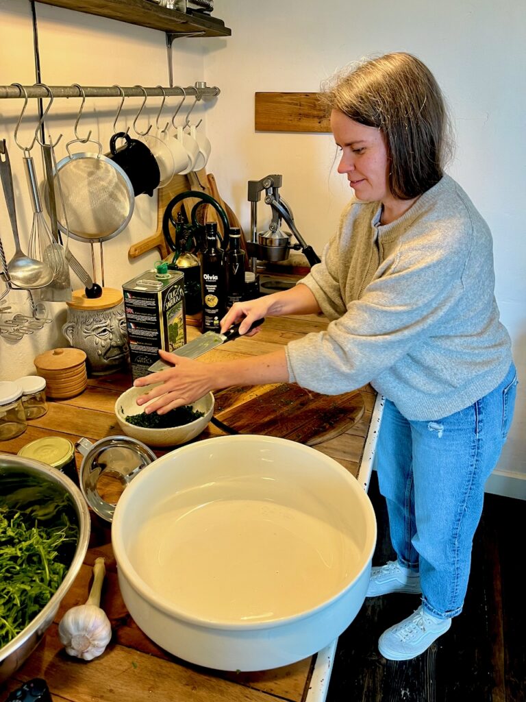 Rucolapesto-mit-Annemarie-Imgrund-2026-23-768x1024 Rucola aus dem eigenen Garten wird zu(r) Pesto - Küchensession mit Annemarie Imgrund