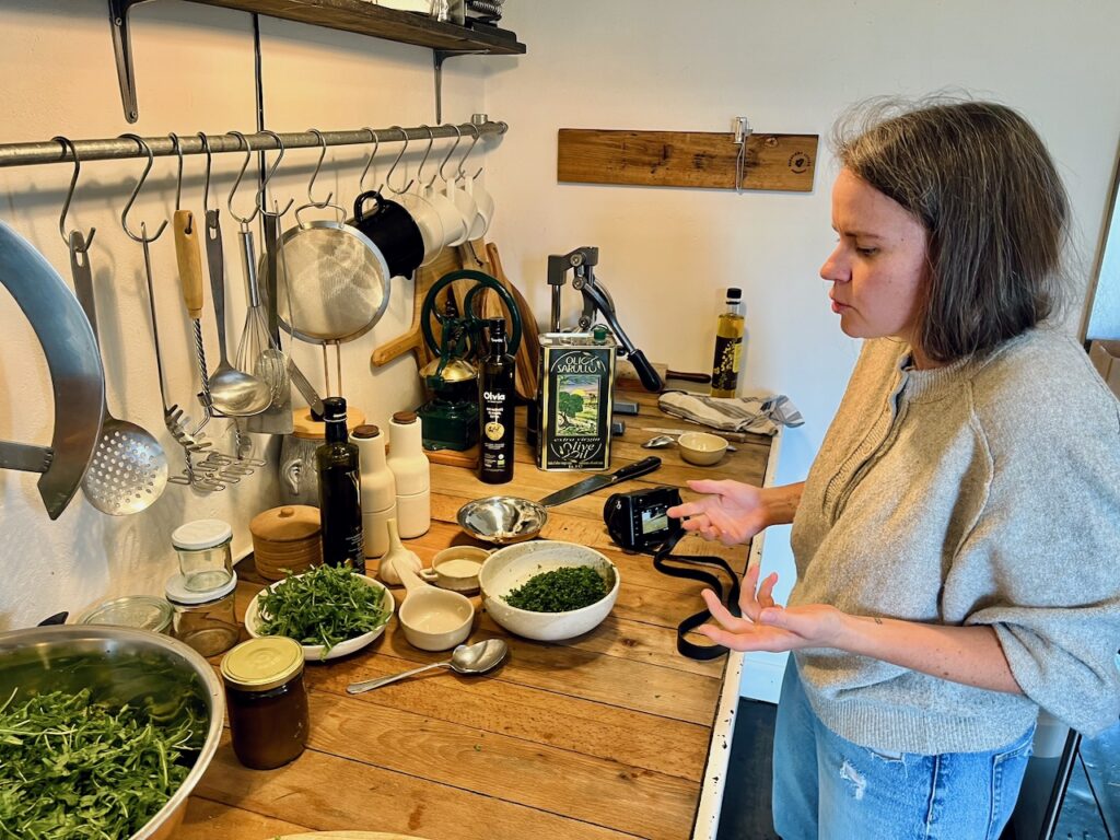 Rucolapesto-mit-Annemarie-Imgrund-2026-24-1024x768 Rucola aus dem eigenen Garten wird zu(r) Pesto - Küchensession mit Annemarie Imgrund
