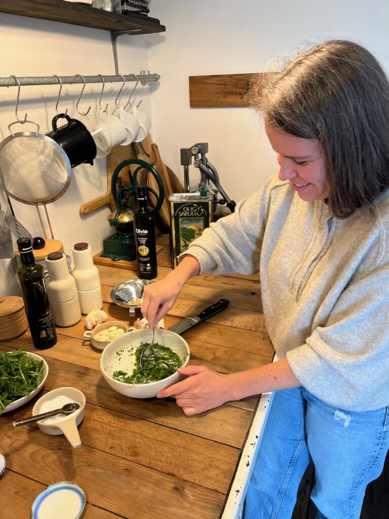 Rucolapesto-mit-Annemarie-Imgrund-2026-28-768x1024 Rucola aus dem eigenen Garten wird zu(r) Pesto - Küchensession mit Annemarie Imgrund
