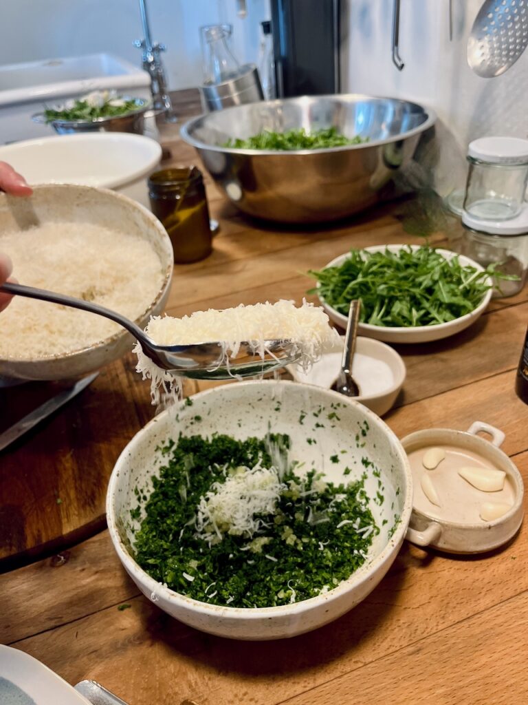 Rucolapesto-mit-Annemarie-Imgrund-2026-33-768x1024 Rucola aus dem eigenen Garten wird zu(r) Pesto - Küchensession mit Annemarie Imgrund