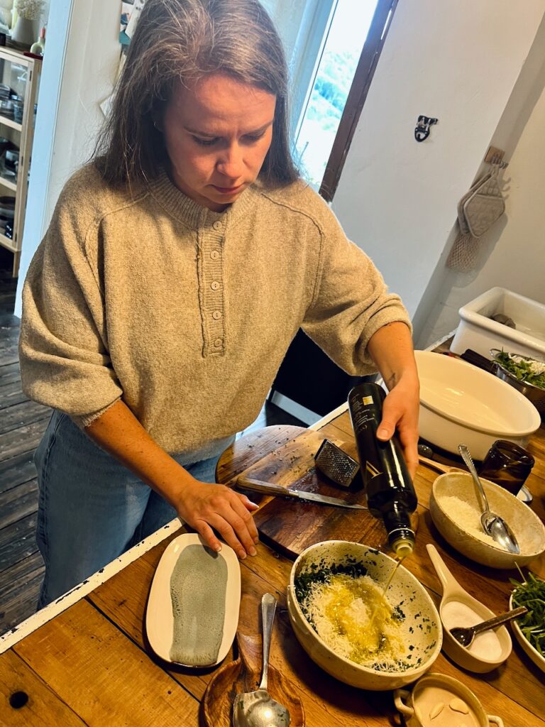 Rucolapesto-mit-Annemarie-Imgrund-2026-35-768x1024 Rucola aus dem eigenen Garten wird zu(r) Pesto - Küchensession mit Annemarie Imgrund