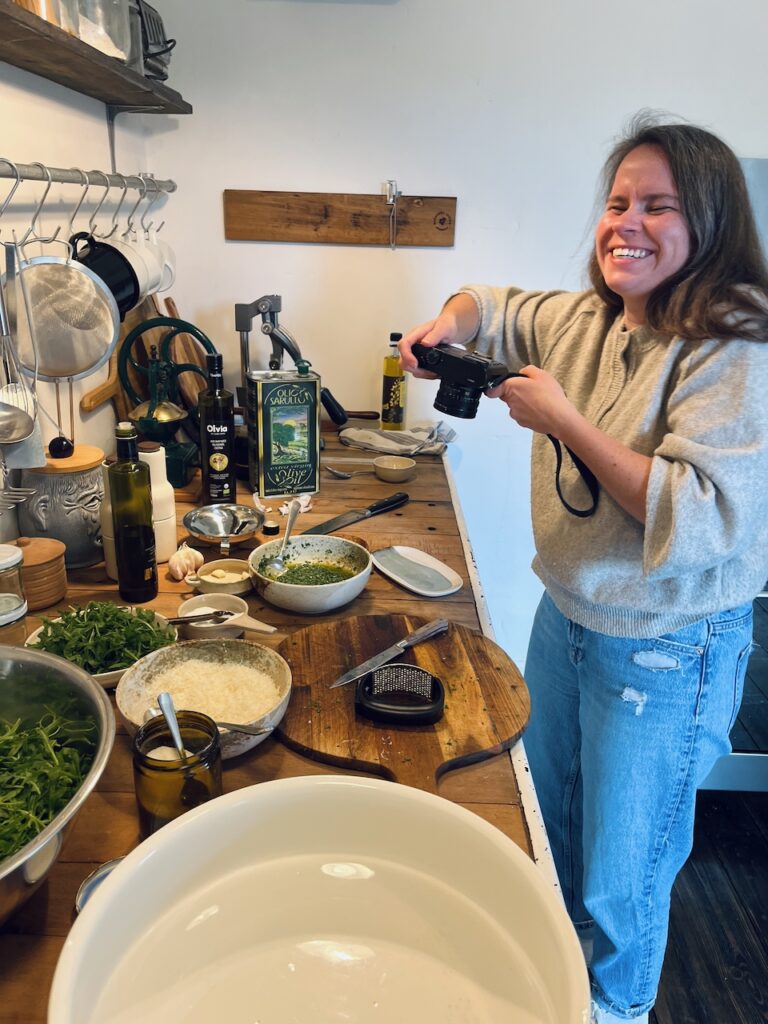 Rucolapesto-mit-Annemarie-Imgrund-2026-38-768x1024 Rucola aus dem eigenen Garten wird zu(r) Pesto - Küchensession mit Annemarie Imgrund