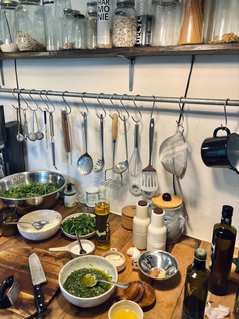 Rucolapesto-mit-Annemarie-Imgrund-2026-39-769x1024 Rucola aus dem eigenen Garten wird zu(r) Pesto - Küchensession mit Annemarie Imgrund