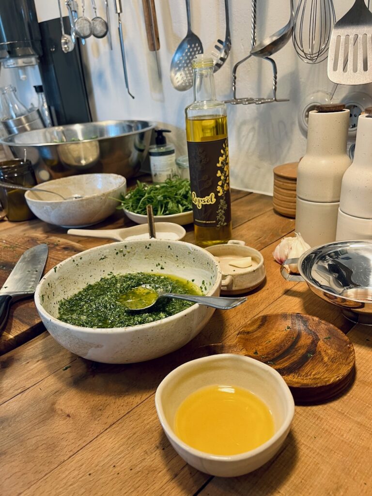 Rucolapesto-mit-Annemarie-Imgrund-2026-40-768x1024 Rucola aus dem eigenen Garten wird zu(r) Pesto - Küchensession mit Annemarie Imgrund