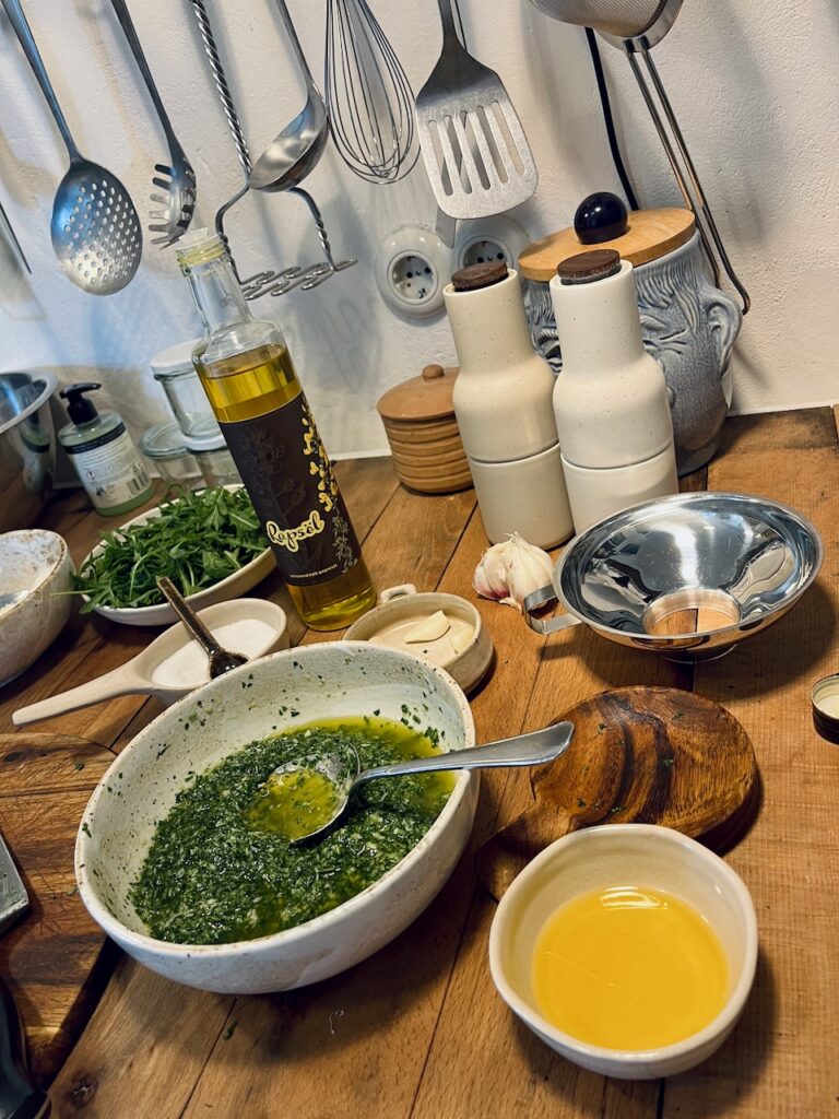 Rucolapesto-mit-Annemarie-Imgrund-2026-41-768x1024 Rucola aus dem eigenen Garten wird zu(r) Pesto - Küchensession mit Annemarie Imgrund