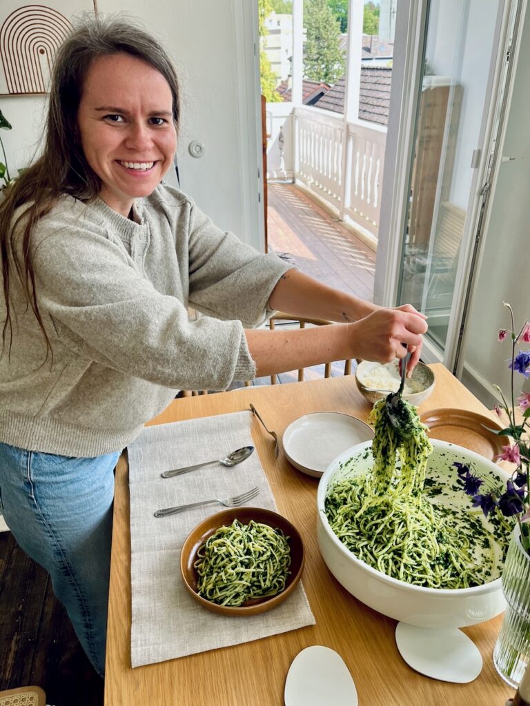 Rucolapesto-mit-Annemarie-Imgrund-2026-46-768x1024 Rucola aus dem eigenen Garten wird zu(r) Pesto - Küchensession mit Annemarie Imgrund