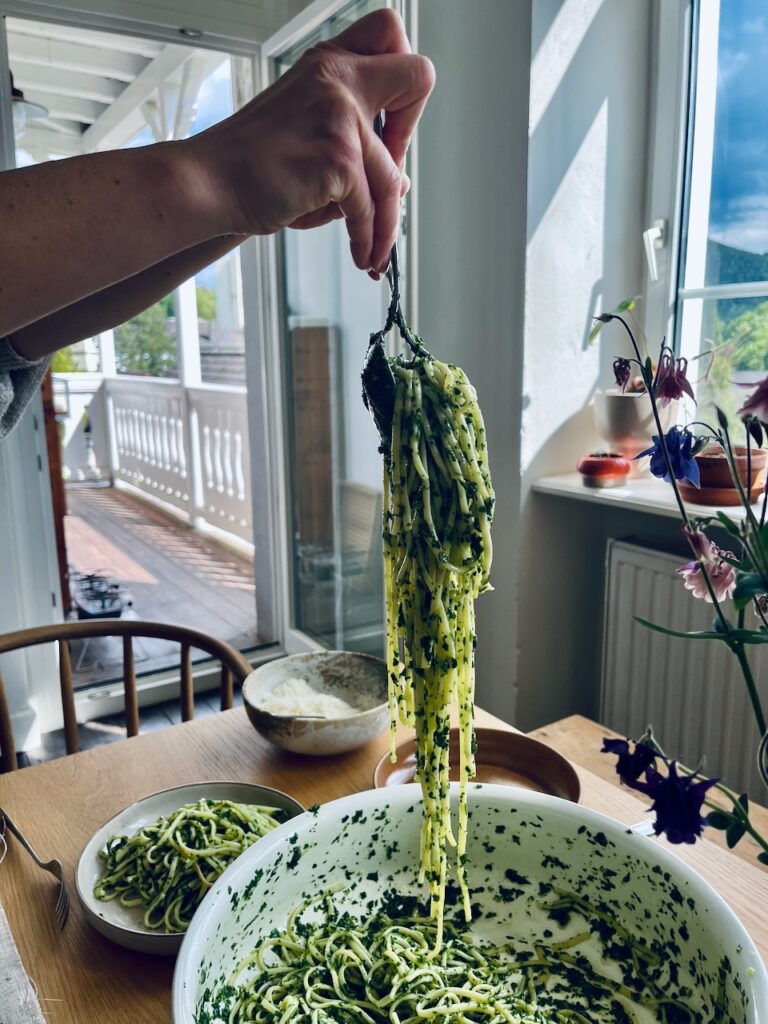 Rucolapesto-mit-Annemarie-Imgrund-2026-47-768x1024 Rucola aus dem eigenen Garten wird zu(r) Pesto - Küchensession mit Annemarie Imgrund
