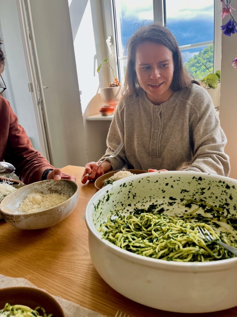 Rucolapesto-mit-Annemarie-Imgrund-2026-49-768x1024 Rucola aus dem eigenen Garten wird zu(r) Pesto - Küchensession mit Annemarie Imgrund
