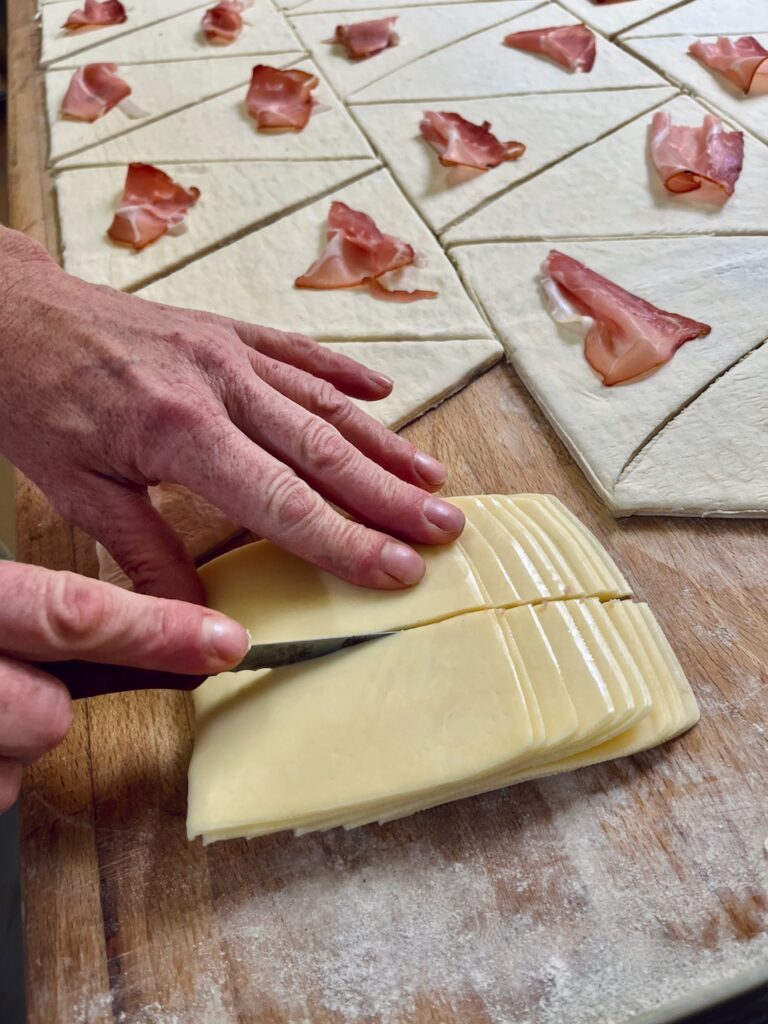Sonja-Bender-Baeckerei-Christian-19.-Mai-2026-10-768x1024 Echtes Handwerk - Sonja Bender rockt die Schinken-Käse-Croissants