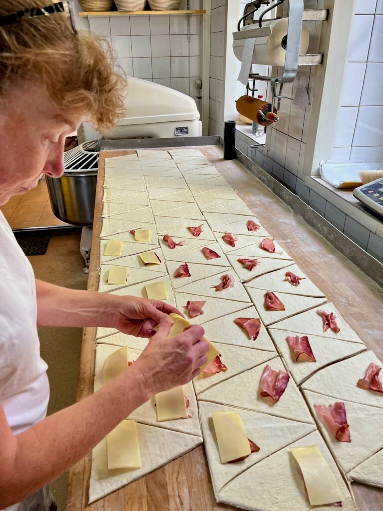 Sonja-Bender-Baeckerei-Christian-19.-Mai-2026-11-768x1024 Echtes Handwerk - Sonja Bender rockt die Schinken-Käse-Croissants