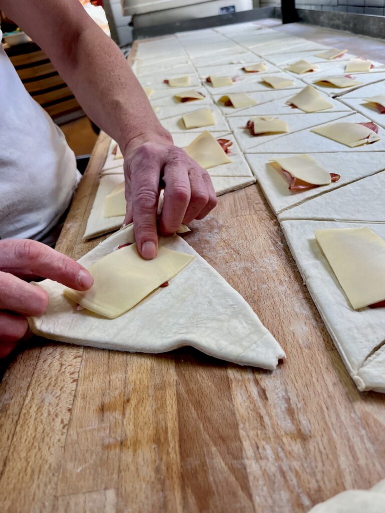 Sonja-Bender-Baeckerei-Christian-19.-Mai-2026-12-768x1024 Echtes Handwerk - Sonja Bender rockt die Schinken-Käse-Croissants