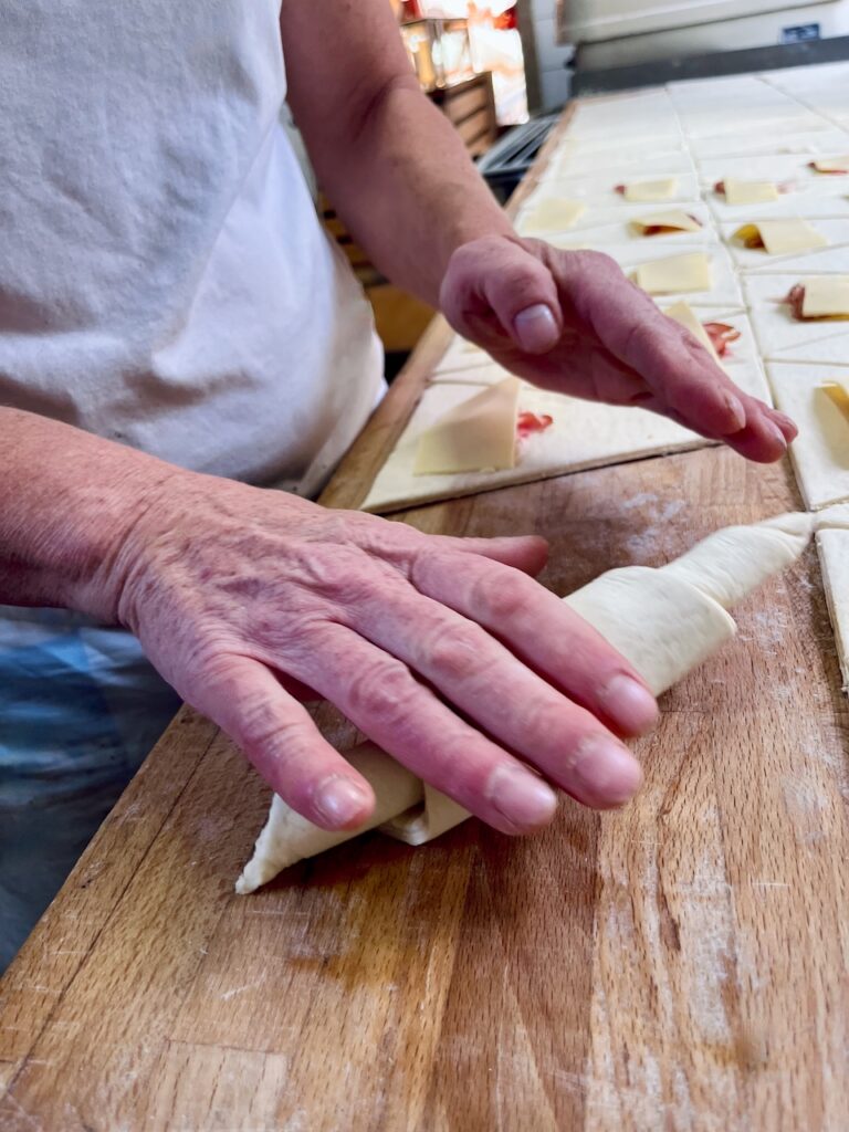 Sonja-Bender-Baeckerei-Christian-19.-Mai-2026-13-768x1024 Echtes Handwerk - Sonja Bender rockt die Schinken-Käse-Croissants