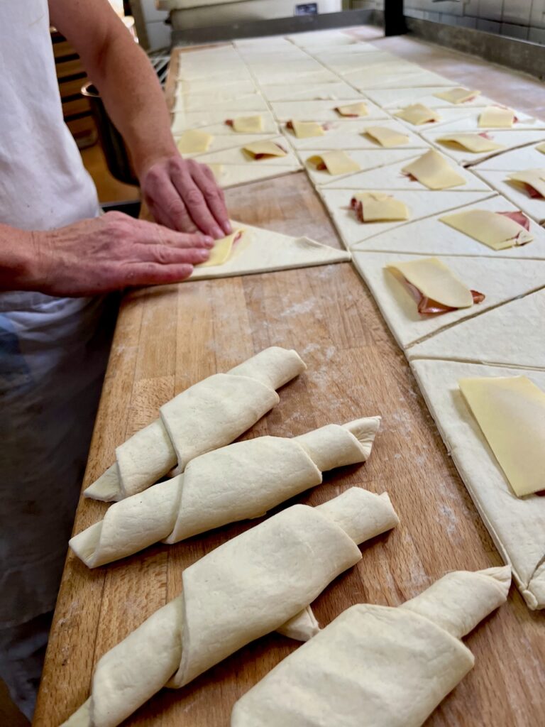 Sonja-Bender-Baeckerei-Christian-19.-Mai-2026-14-768x1024 Echtes Handwerk - Sonja Bender rockt die Schinken-Käse-Croissants