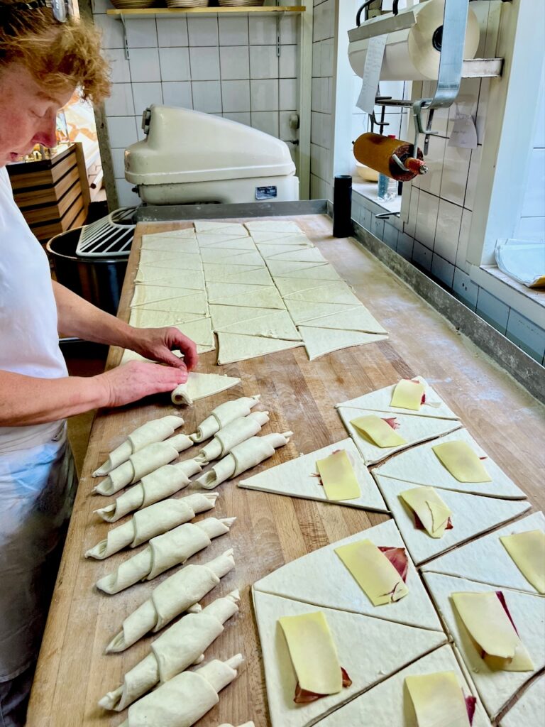 Sonja-Bender-Baeckerei-Christian-19.-Mai-2026-16-768x1024 Echtes Handwerk - Sonja Bender rockt die Schinken-Käse-Croissants
