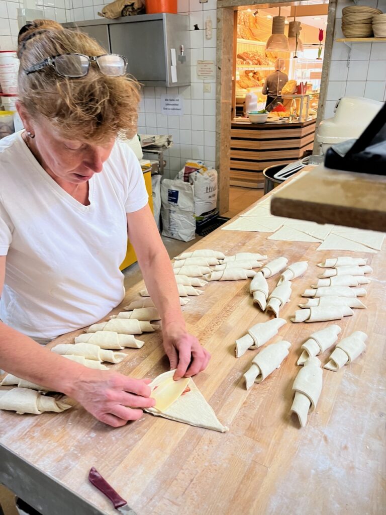 Sonja-Bender-Baeckerei-Christian-19.-Mai-2026-17-768x1024 Echtes Handwerk - Sonja Bender rockt die Schinken-Käse-Croissants