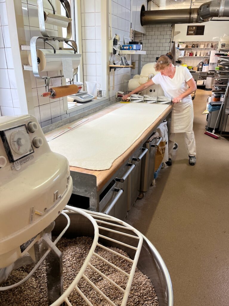 Sonja-Bender-Baeckerei-Christian-19.-Mai-2026-2-768x1024 Echtes Handwerk - Sonja Bender rockt die Schinken-Käse-Croissants