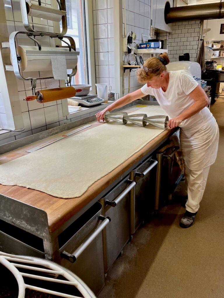 Sonja-Bender-Baeckerei-Christian-19.-Mai-2026-4-768x1024 Echtes Handwerk - Sonja Bender rockt die Schinken-Käse-Croissants