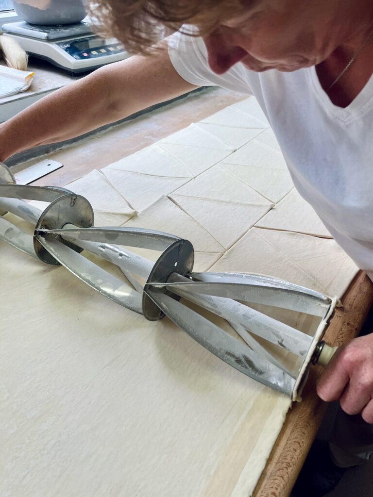 Sonja-Bender-Baeckerei-Christian-19.-Mai-2026-5-768x1024 Echtes Handwerk - Sonja Bender rockt die Schinken-Käse-Croissants