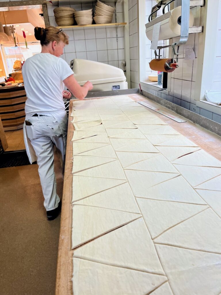 Sonja-Bender-Baeckerei-Christian-19.-Mai-2026-6-768x1024 Echtes Handwerk - Sonja Bender rockt die Schinken-Käse-Croissants