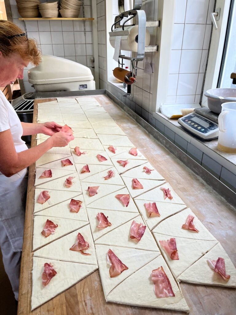Sonja-Bender-Baeckerei-Christian-19.-Mai-2026-9-768x1024 Echtes Handwerk - Sonja Bender rockt die Schinken-Käse-Croissants