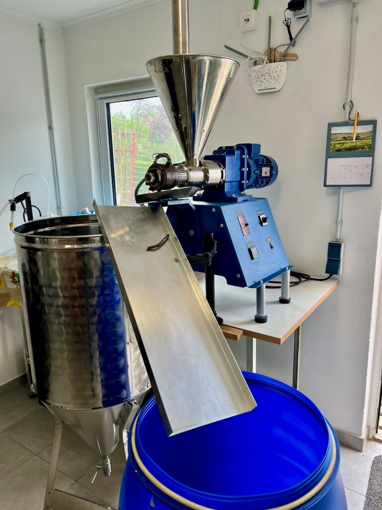 Sonnenblumenoel-erste-Pressung-Brunnenhof-Grebenroth-2026-27-768x1024 Sonnenblumenöl vom Brunnenhof in Grebenroth – 1. Pressung erfolgreich