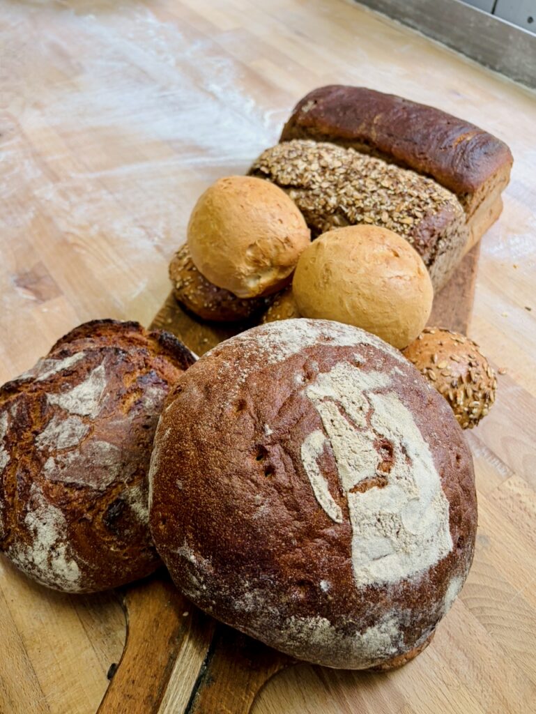 Marina-Schuster-Baeckerei-Christian-Miehlen-Juni-2026-12-769x1024 Kooperation vereinbart! Marina Schuster zu Besuch in der Backstube bei der Bäckerei Christian in der Haargasse 13 in Miehlen