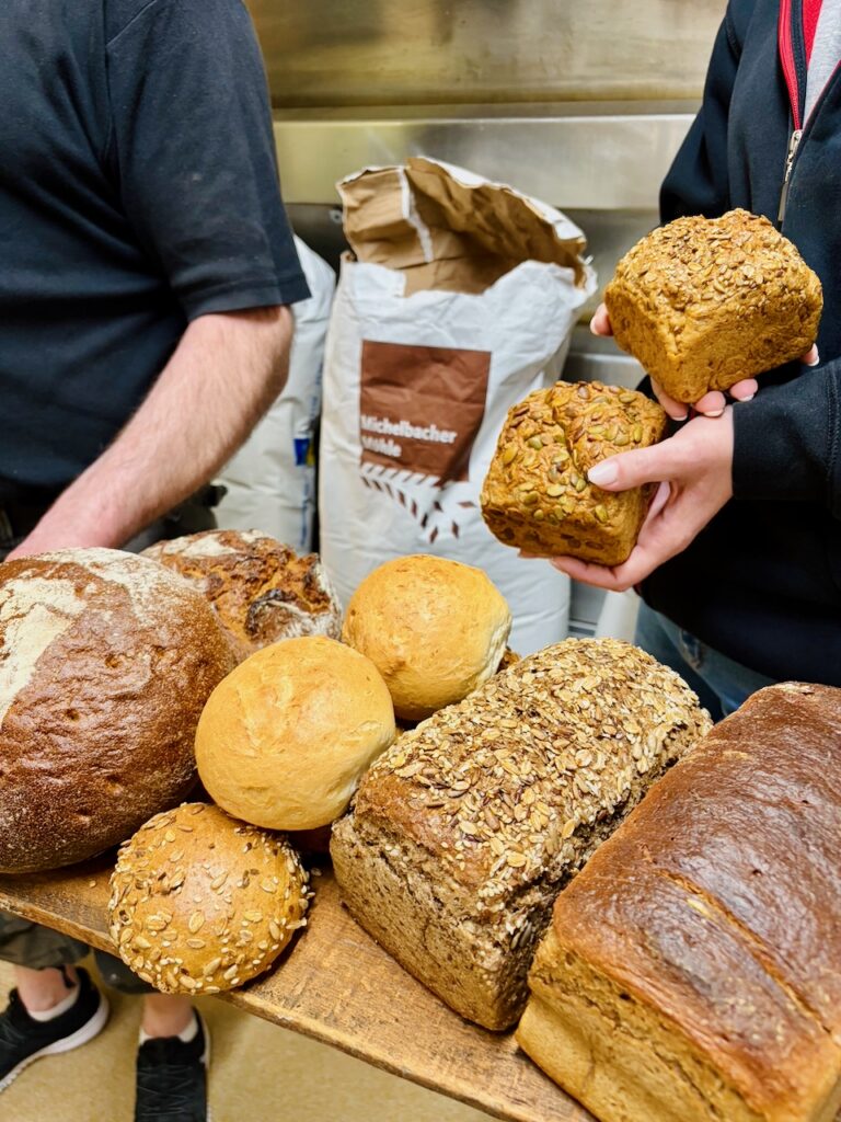 Marina-Schuster-Baeckerei-Christian-Miehlen-Juni-2026-7-768x1024 Kooperation vereinbart! Marina Schuster zu Besuch in der Backstube bei der Bäckerei Christian in der Haargasse 13 in Miehlen