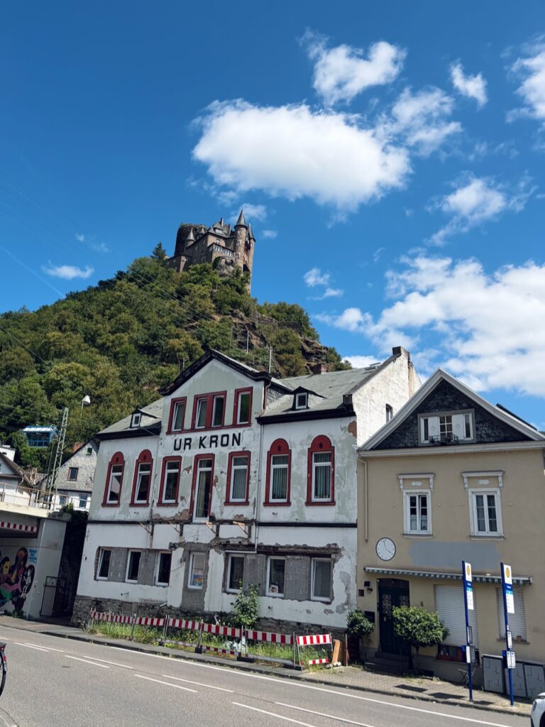 Schiffchen-St.-Goarshausen-Juni-2026-44-768x1024 Die Altstadt von St. Goarshausen - wie aus einem Ausflug ein schönes Erlebnis wird, das lange in Erinnerung bleibt.