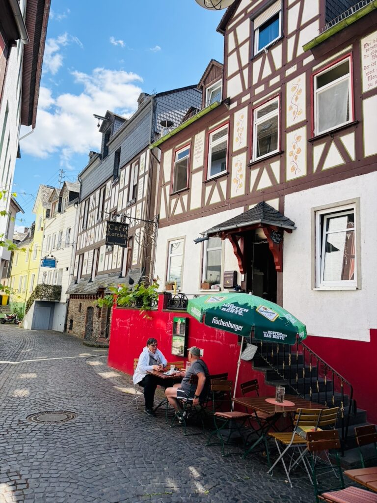 Schiffchen-St.-Goarshausen-Juni-2026-51-768x1024 Die Altstadt von St. Goarshausen - wie aus einem Ausflug ein schönes Erlebnis wird, das lange in Erinnerung bleibt.