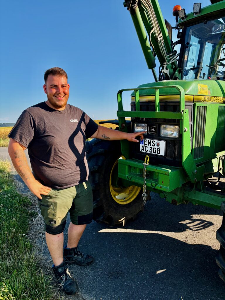 Aymen-Choueich-aus-Koerdorf-2026-4-768x1024 Aymen Choueich und sein John Deere – ein selbst erfüllter Traum