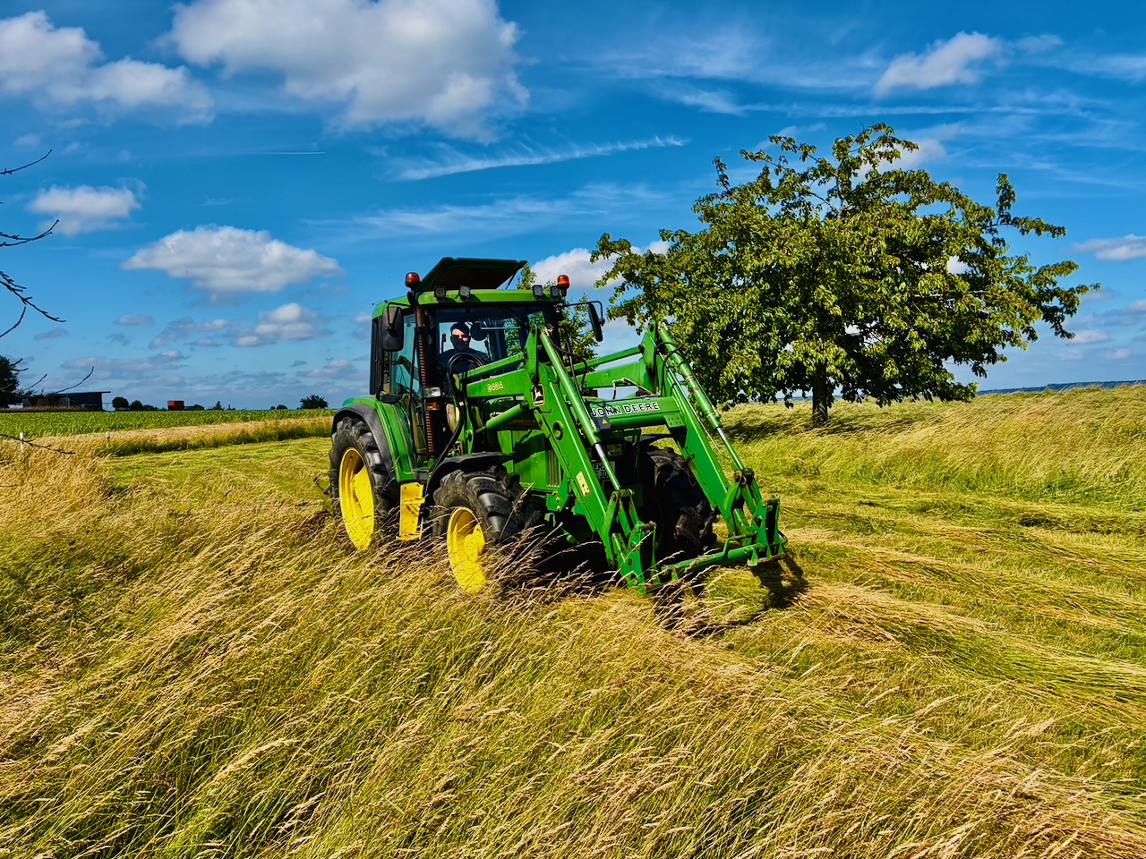 Aymen-Choueich-maeht-Heu-2026-1 Aymen Choueich und sein John Deere – ein selbst erfüllter Traum