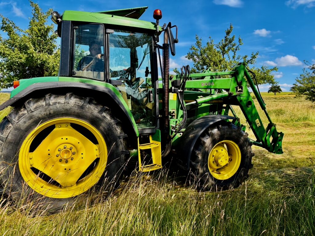 Aymen-Choueich-maeht-Heu-2026-2-1024x768 Aymen Choueich und sein John Deere – ein selbst erfüllter Traum