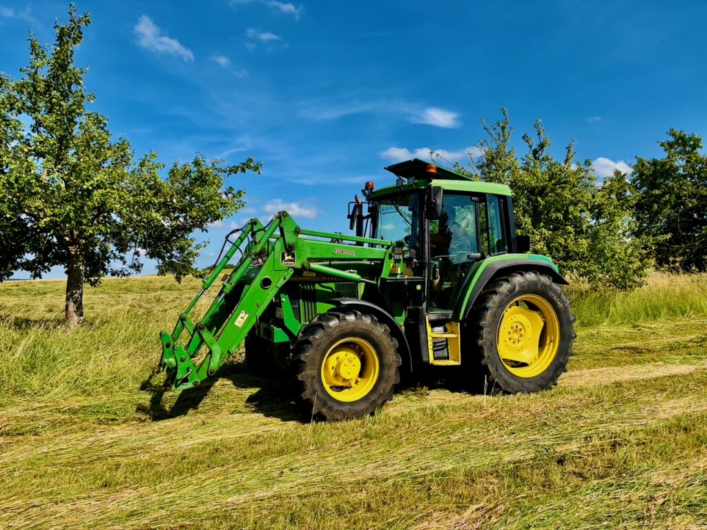 Aymen-Choueich-maeht-Heu-2026-6-1024x768 Aymen Choueich und sein John Deere – ein selbst erfüllter Traum