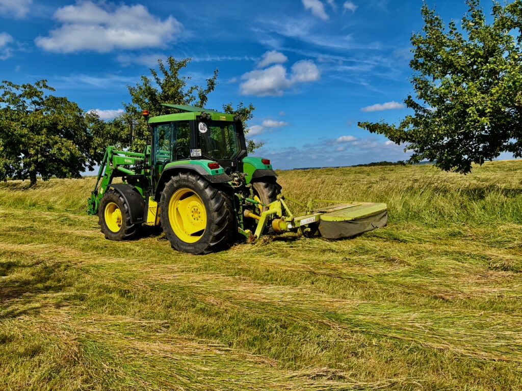 Aymen-Choueich-maeht-Heu-2026-7-1024x768 Aymen Choueich und sein John Deere – ein selbst erfüllter Traum