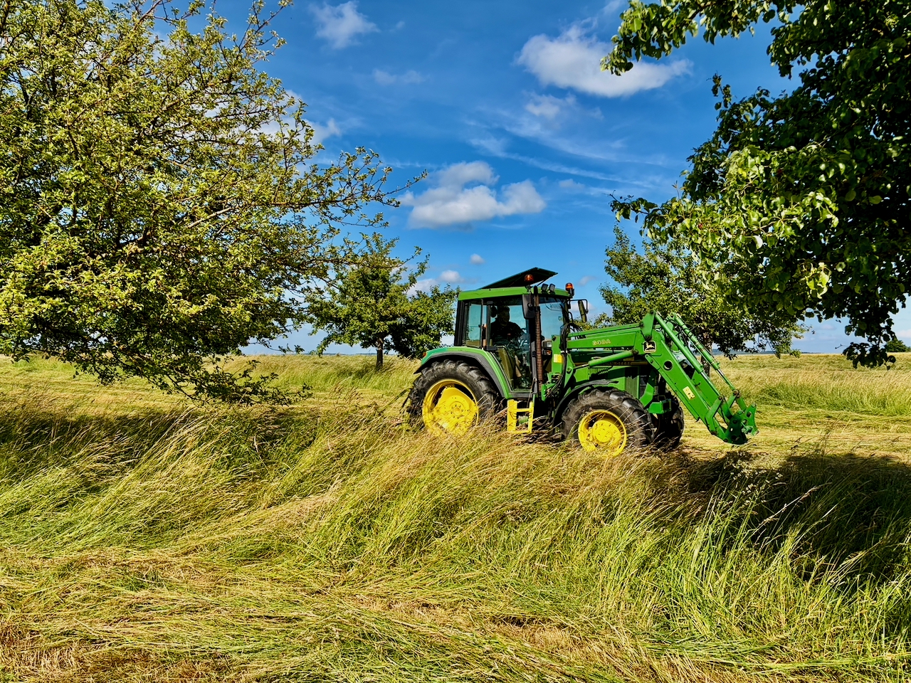 Aymen-Choueich-maeht-Heu-2026-8 Aymen Choueich und sein John Deere – ein selbst erfüllter Traum
