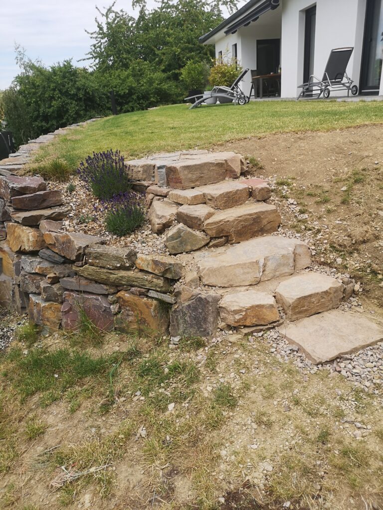 Steintreppe3-768x1024 „Trockenmauern sind eine echte Leidenschaft von uns!“
