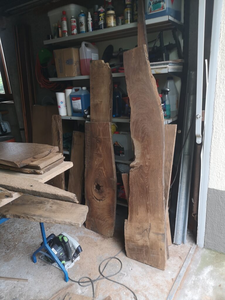 Zmelty-Brett-Garage-768x1024 300 Jahre alte Dielen im Badezimmer – Die Handwerkskunst des Jürgen Zmelty
