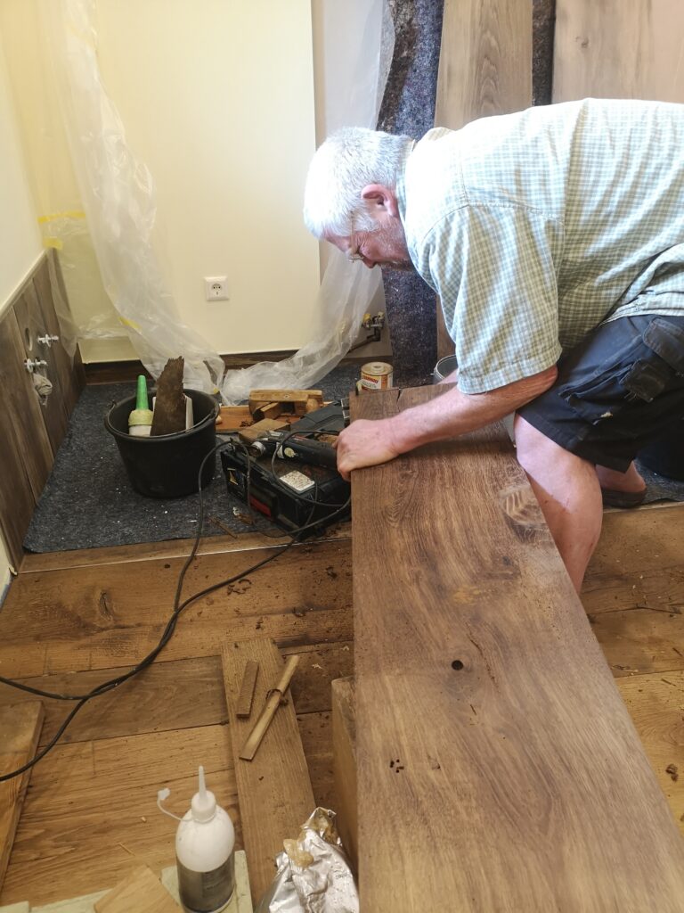 Zmelty-Brett-schneiden-768x1024 300 Jahre alte Dielen im Badezimmer – Die Handwerkskunst des Jürgen Zmelty