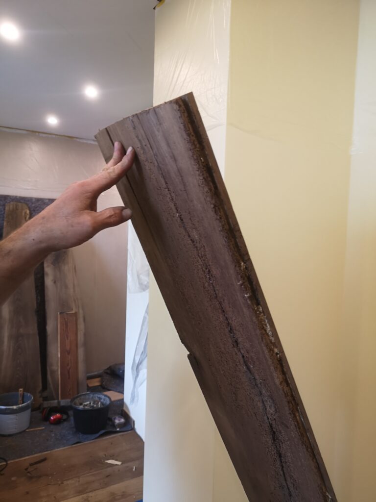 Zmelty-Brett-von-unten-768x1024 300 Jahre alte Dielen im Badezimmer – Die Handwerkskunst des Jürgen Zmelty