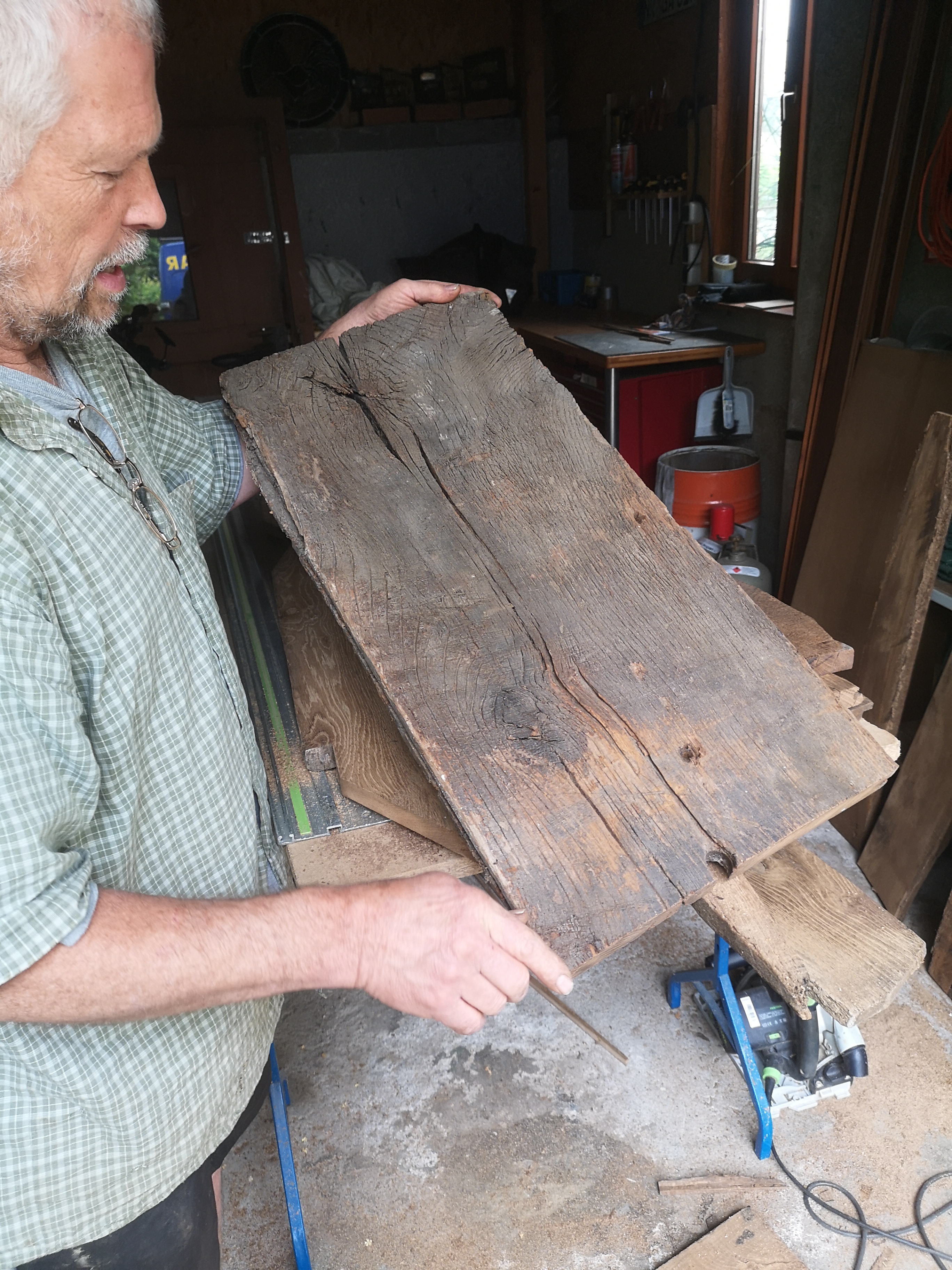 Zmelty-mit-Brett 300 Jahre alte Dielen im Badezimmer – Die Handwerkskunst des Jürgen Zmelty