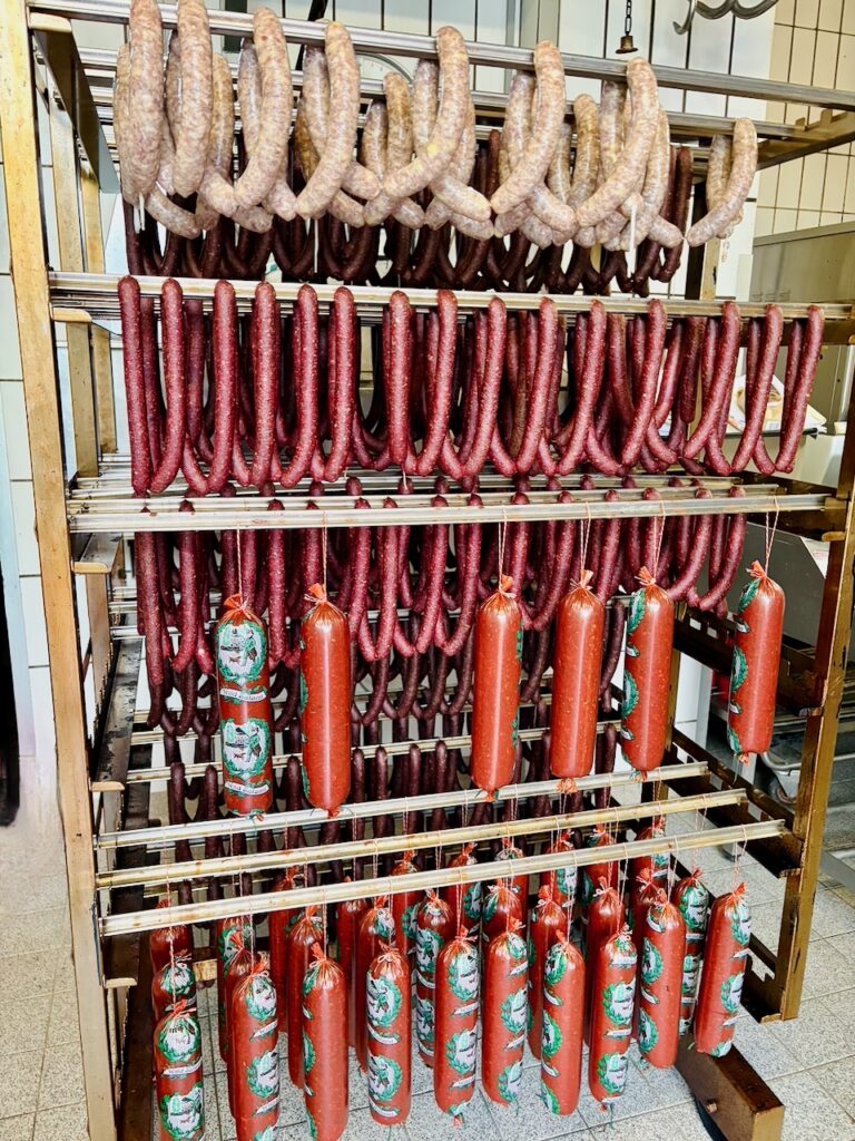 Metzgerei-Reh-Martin-Lange-2026-1-768x1024 Dorfmetzgerei Reh in Altendiez – dort, wo Wurst & Fleisch noch nach Handwerk und Heimat schmecken
